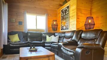 TV connectée, cheminée, lecteur de DVD, baby-foot