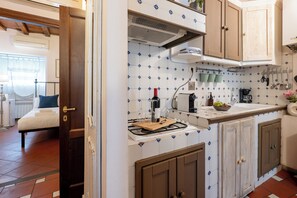 Kühlschrank, Mikrowelle, Herdplatte, Geschirrspüler