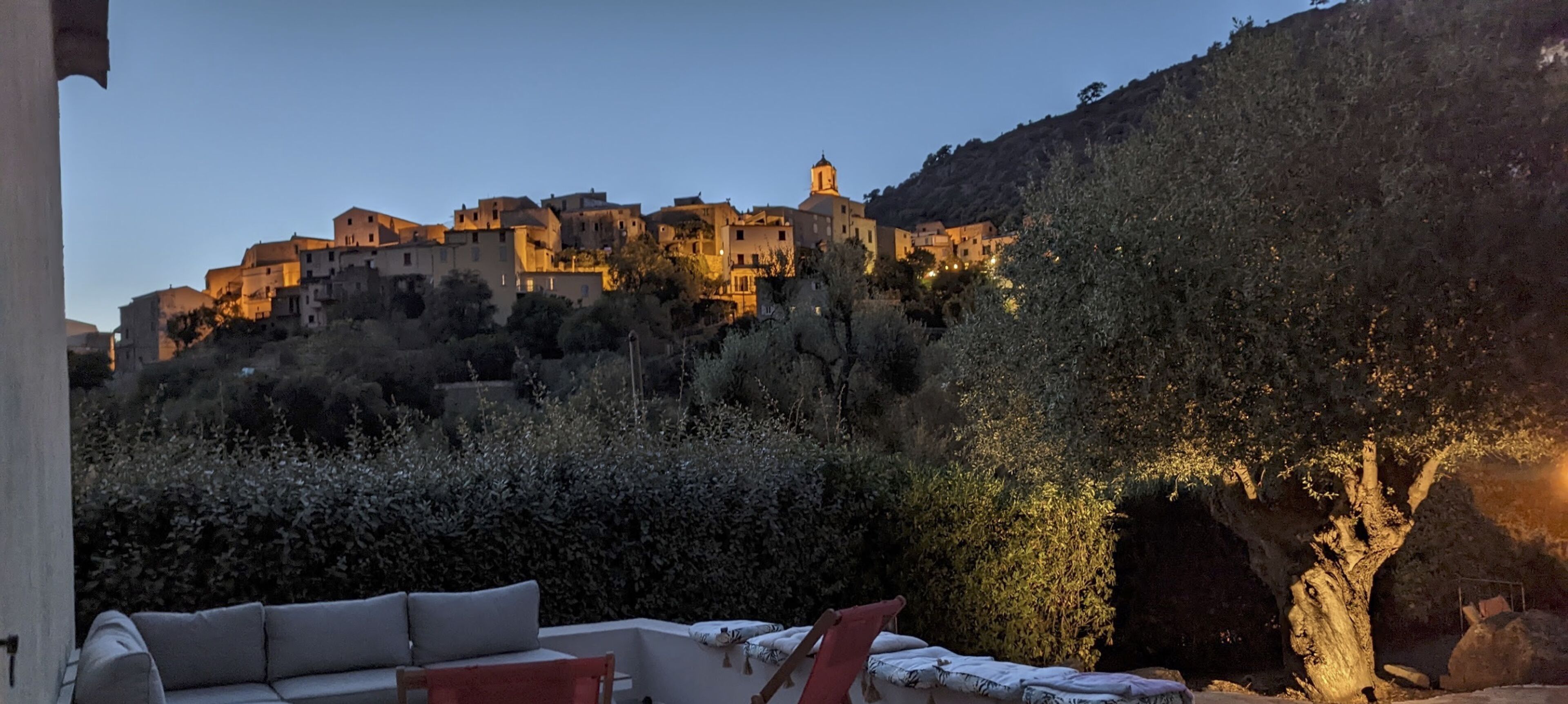 المنطقة المحيطة بالمنشأة