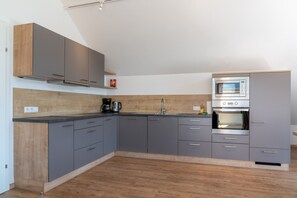 Kühlschrank, Mikrowelle, Ofen, Geschirrspüler