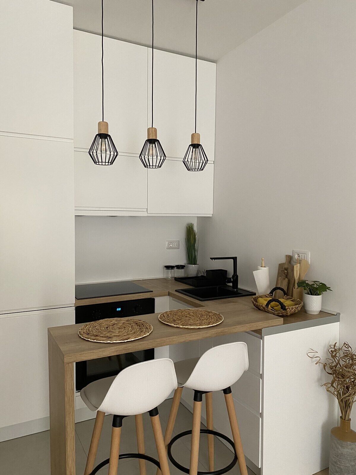 Køleskab, ovn, opvaskemaskine, køkkentøj/tallerkener/redskaber