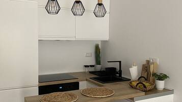 Køleskab, ovn, opvaskemaskine, køkkentøj/tallerkener/redskaber