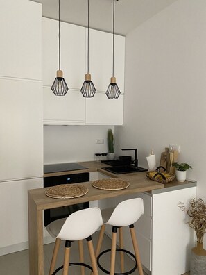 Fridge, oven, dishwasher, cookware/dishes/utensils - Enjoy a stylish experience at this centrally-located place. (Bar)