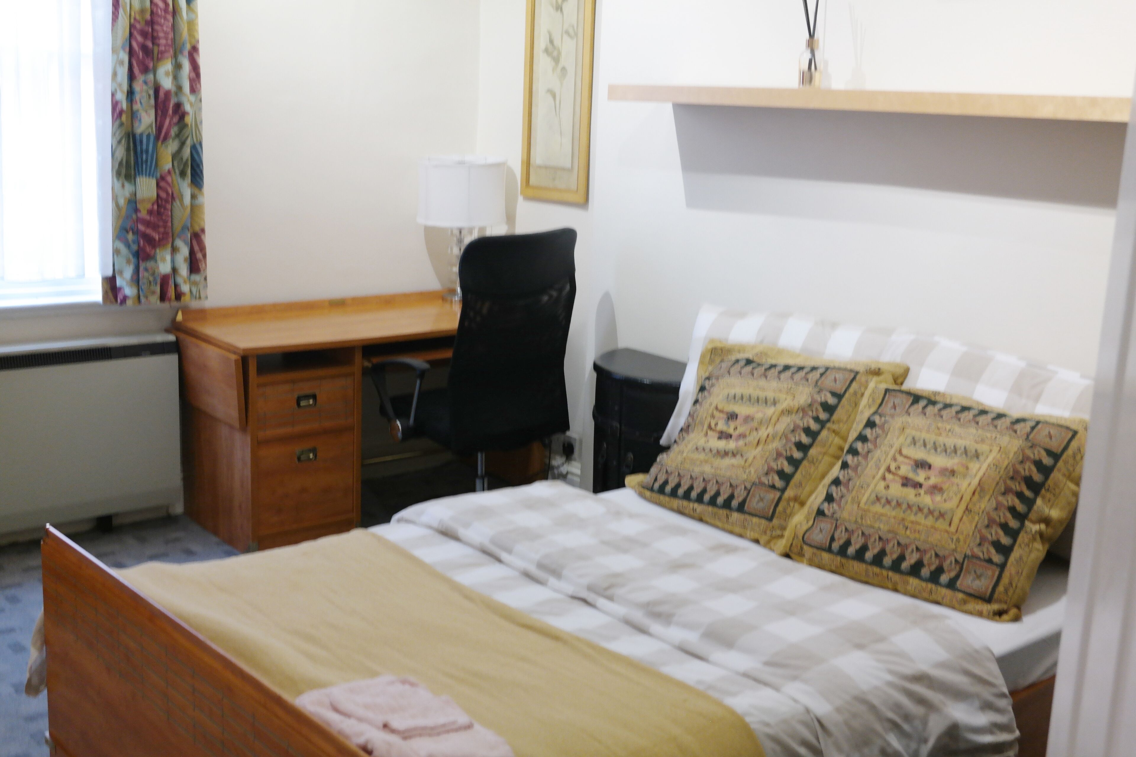 1 chambre, bureau, fer et planche à repasser, lit parapluie