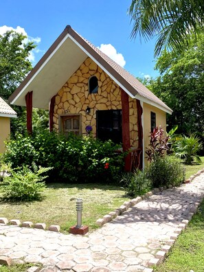 Standard Cabin | Individually decorated, free WiFi, bed sheets - El Gran Mestizo Resort (Orange Walk)