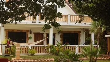 พรีเมียมเคบิน | ห้องพักตกแต่งอย่างมีเอกลักษณ์, Wi-Fi ฟรี, ผ้าปูที่นอน