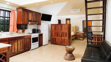 Cabaña Premium | Cocina privada | Refrigerador con congelador, microondas, horno y parrilla de estufa