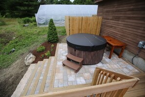 Bañera de hidromasaje al aire libre