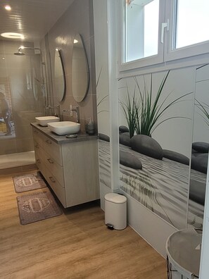 Dusche, Haartrockner, Handtücher, Seife
