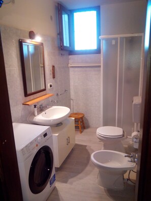 Dusche, Haartrockner, Bidet, Handtücher