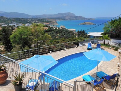 Panoramic views & a Private Pool. Walk to beach & tavernas in Almyrida or Plaka.