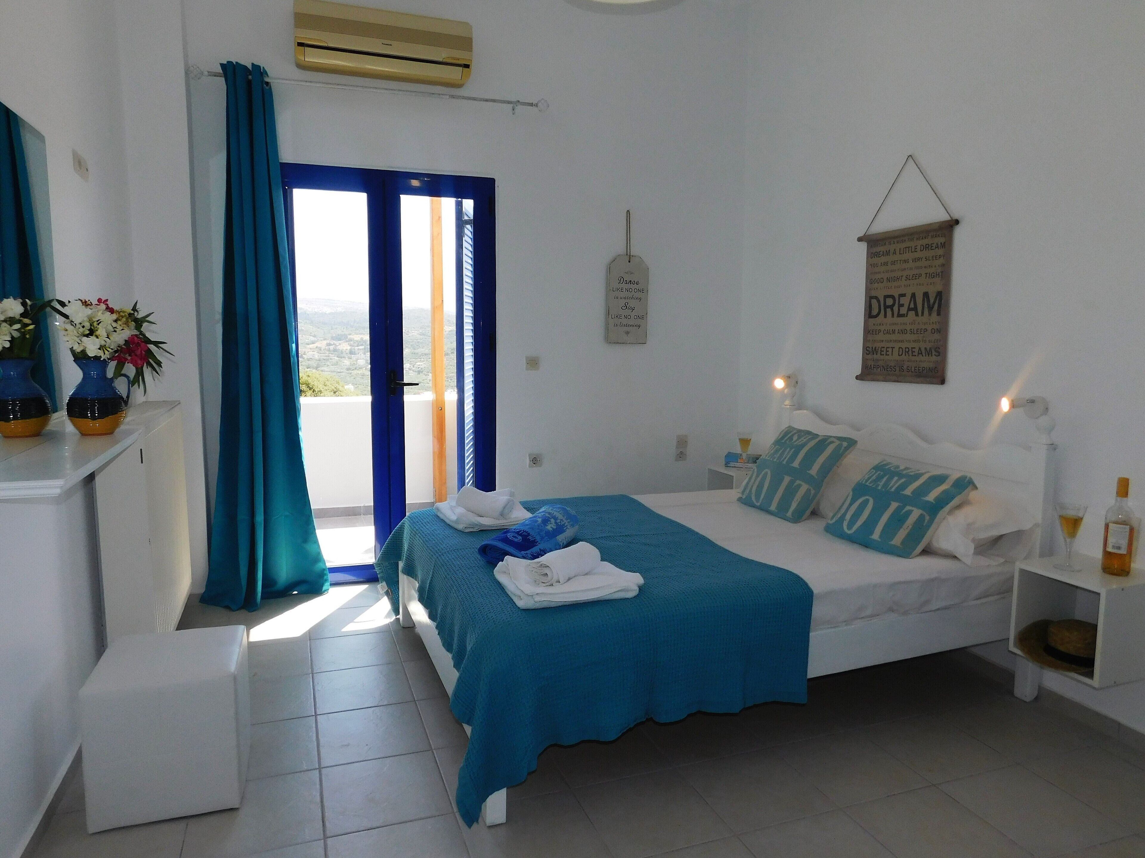 3 dormitorios, tabla de planchar con plancha, cuna de viaje