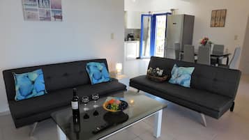 Una Smart TV, una chimenea, servicios de streaming