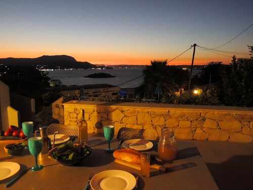 Panoramic views & Private Pool. Walk to beach & tavernas in Almyrida or Plaka.