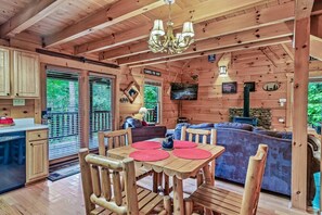 Interior - Top Notch Fantastic Location Quiet, Seasonal Views (Gatlinburg)