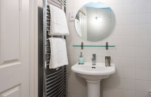 Combined shower/bathtub, hair dryer, towels, soap - The Garden Apartment in Leamington Spa (Royal Leamington Spa)