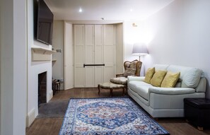 Smart TV, books - The Garden Apartment in Leamington Spa (Royal Leamington Spa)