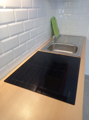 Réfrigérateur, surface de cuisson, bouilloire électrique