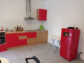 Frigorifero, piano cottura, bollitore elettrico