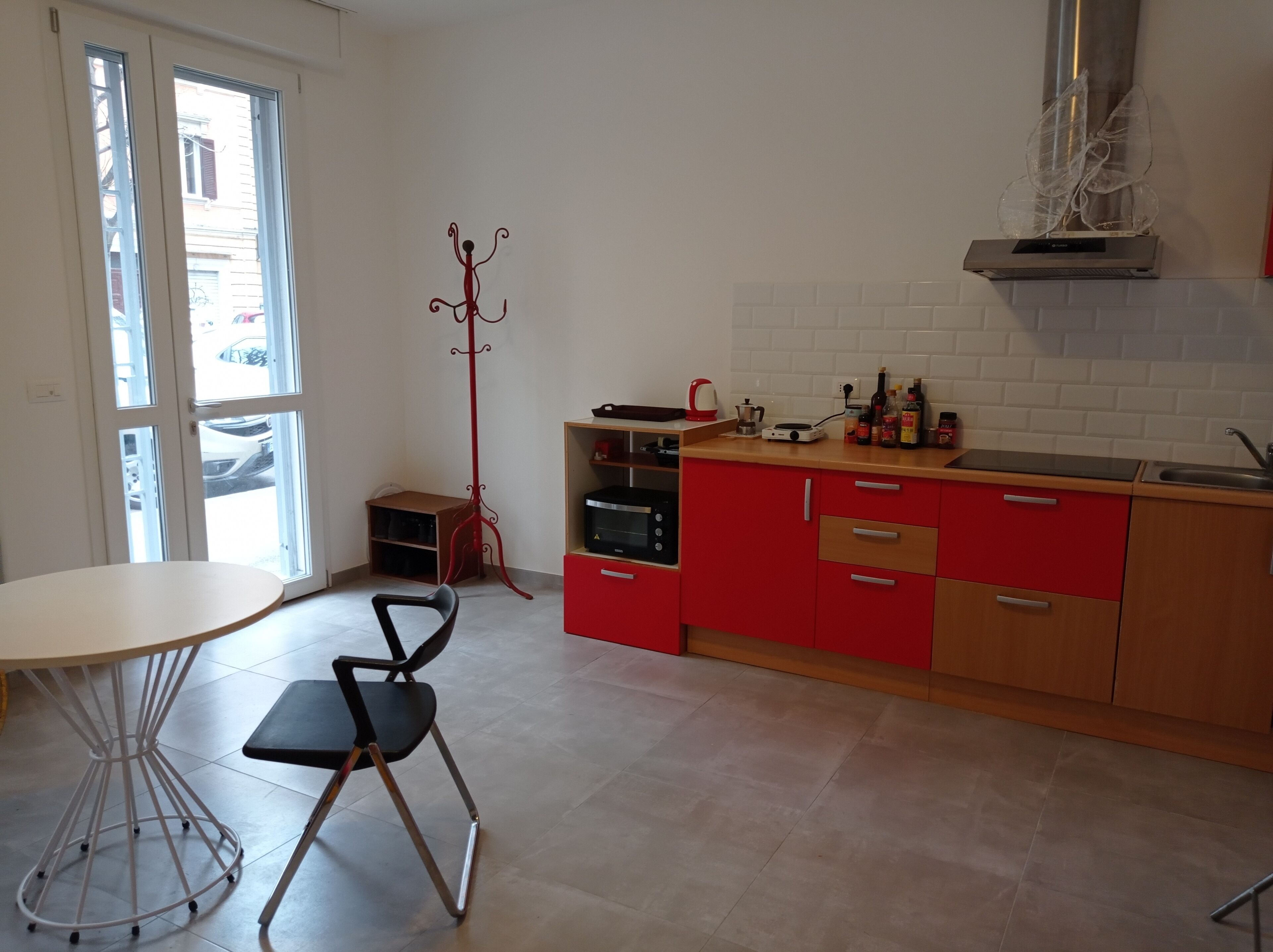 Jääkaappi, liesi, vedenkeitin, keittoastiat/astiat/ruokailuvälineet