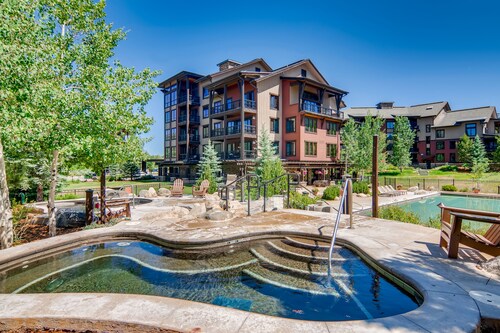 Walk to Wildhorse Gondola! Pool and Hot Tub! Beautiful Decor!