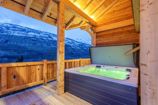 Outdoor spa tub - Chalet Savoyard D'exception Avec Piscine Chauffée (Bourg-Saint-Maurice)