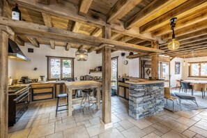 Fridge, microwave, oven, stovetop - Chalet Savoyard D'exception Avec Piscine Chauffée (Bourg-Saint-Maurice)