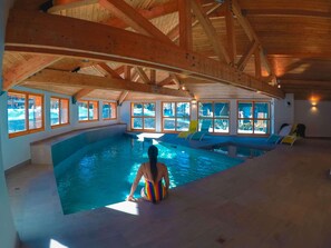 Una piscina cubierta, una piscina climatizada