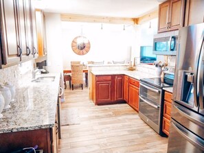 Refrigerador, microondas, horno y parrilla de estufa 