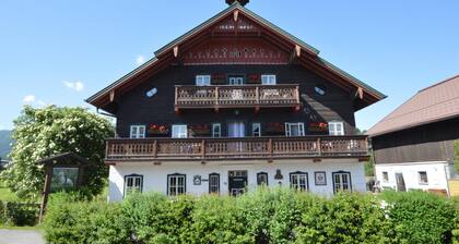 Surprisingly spacious apartment in authentic farmhouse