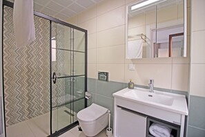 Standard Triple Room, Partial Sea View | Bathroom | Shower, towels - Narlı Pansiyon (Bozcaada)
