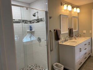Badewanne, Haartrockner, Handtücher, Seife
