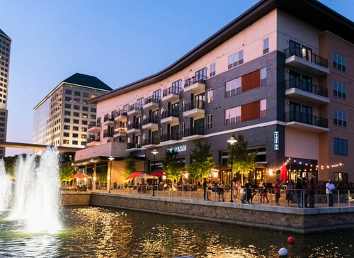 Venice Style Luxury Loft W/ Balcony & Lake Vistas