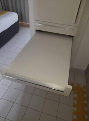 Bureau, Wi-Fi gratuit, draps fournis