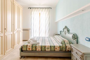 3 slaapkamers, een bureau, een strijkplank/strijkijzer, reisbedje