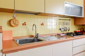 Een koffiezetapparaat/waterkoker, een koelkast, een microgolfoven