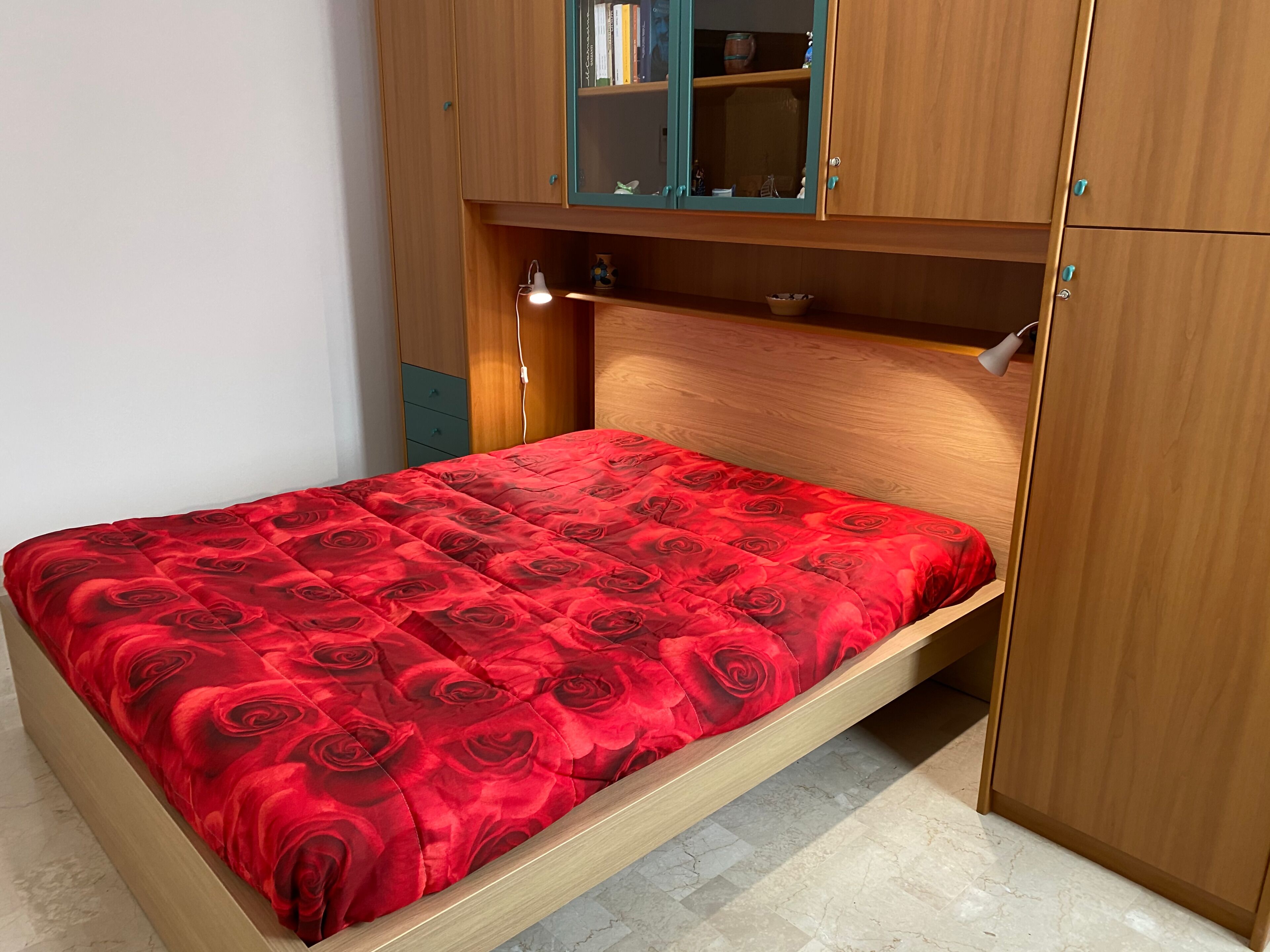 3 habitaciones, escritorio y tabla de planchar con plancha 