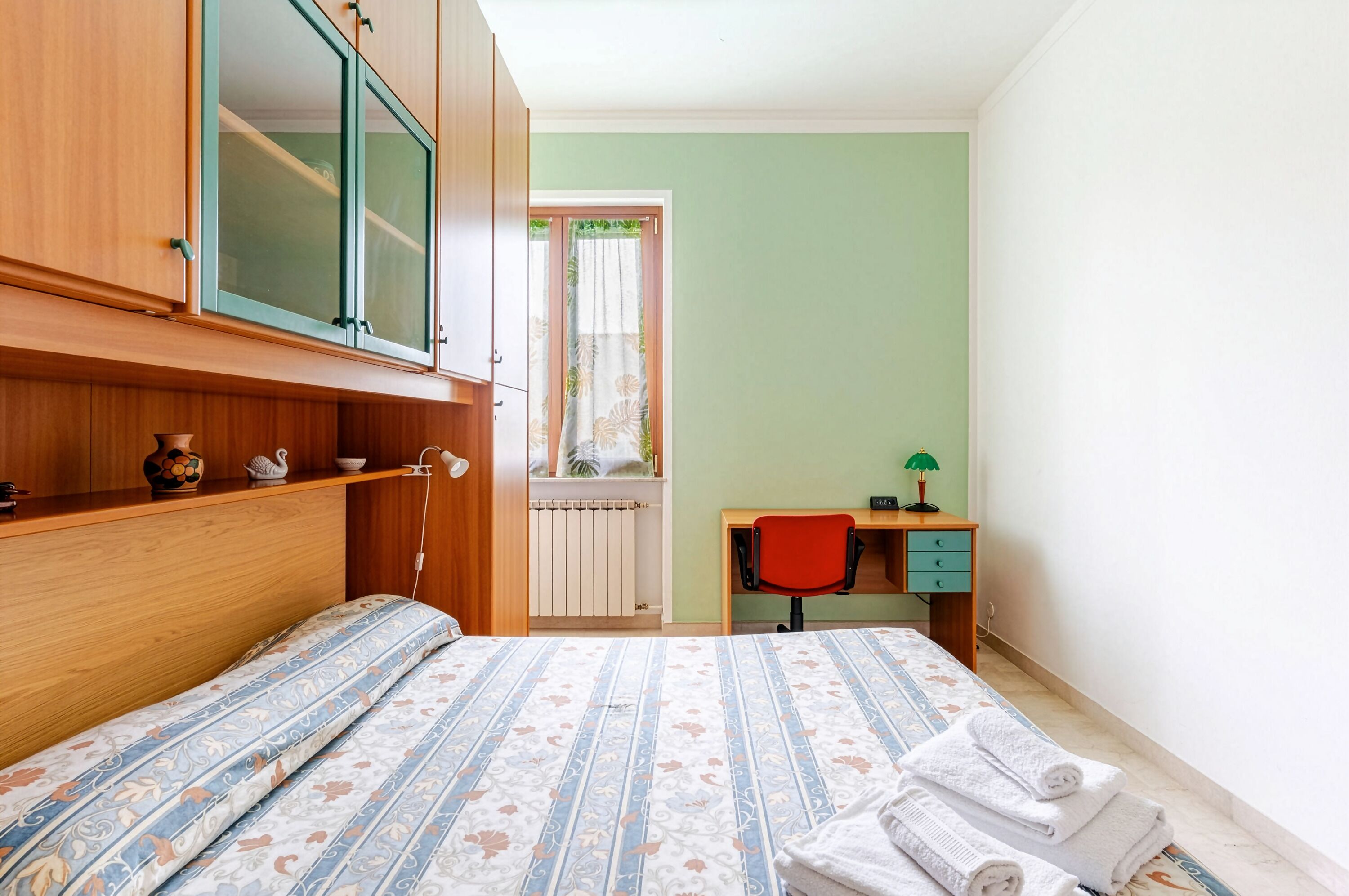 3 camere, una scrivania, ferro/asse da stiro, culla da viaggio