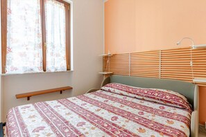 3 chambres, bureau, fer et planche à repasser, lit parapluie
