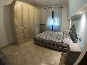 3 bedrooms, desk, iron/ironing board, travel crib