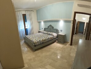 3 habitaciones, escritorio y tabla de planchar con plancha 