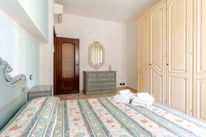 3 chambres, bureau, fer et planche à repasser, lit parapluie