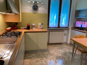 Fridge, microwave, oven, stovetop - Apartment Superior 950 meters from the sea (Albisola Superiore)