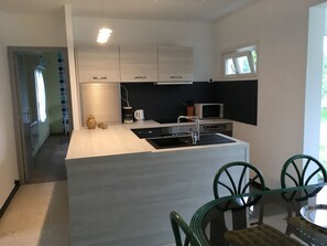Een koelkast, een microgolfoven, een oven, een kookplaat
