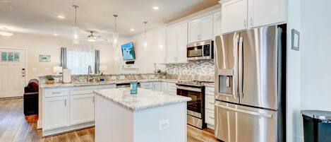 Jääkaappi, mikroaaltouuni, uuni, liesi