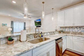 Fridge, microwave, oven, stovetop - Harbor Breezes at Herrington Harbor (North Beach)