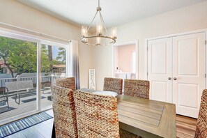 Dining - Harbor Breezes at Herrington Harbor (North Beach)