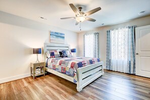 4 habitaciones, escritorio y tabla de planchar con plancha