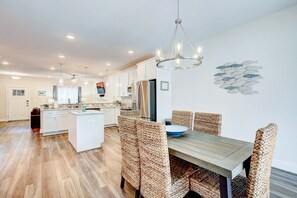 Dining - Harbor Breezes at Herrington Harbor (North Beach)