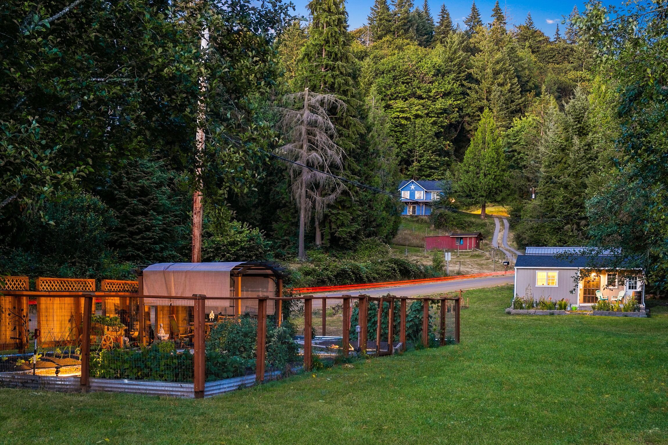 Un rustico chalet con una terrazza in legno, immerso in una fitta foresta.